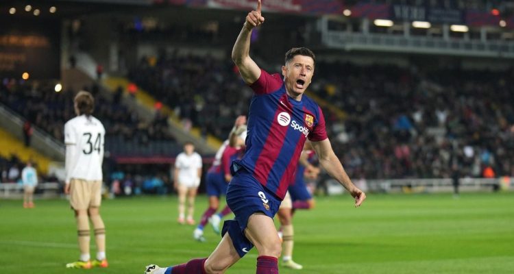 Lewandowski treble fires Barca to Valencia win